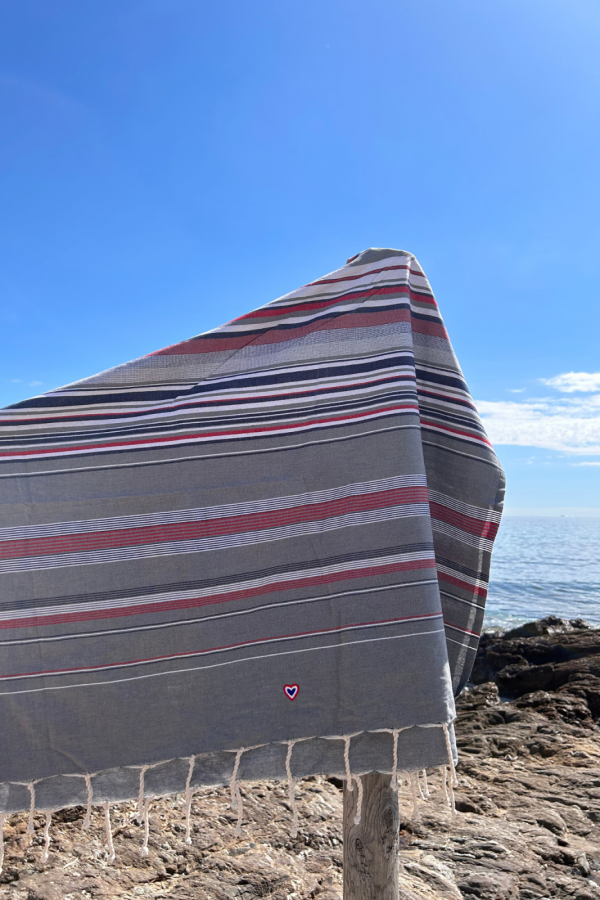 Fouta grise avec rayure bleu, blanc,rouge